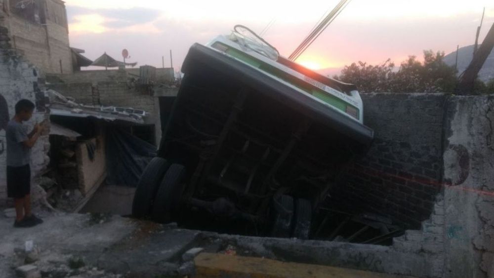 Microbús pierde el control y se estrella contra vivienda en la GAM