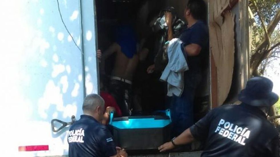 Rescatan a 55 migrantes en carretera de Veracruz