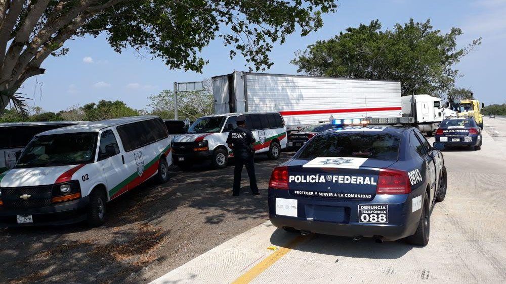 Rescatan a 136 migrantes de tráiler varado en Veracruz