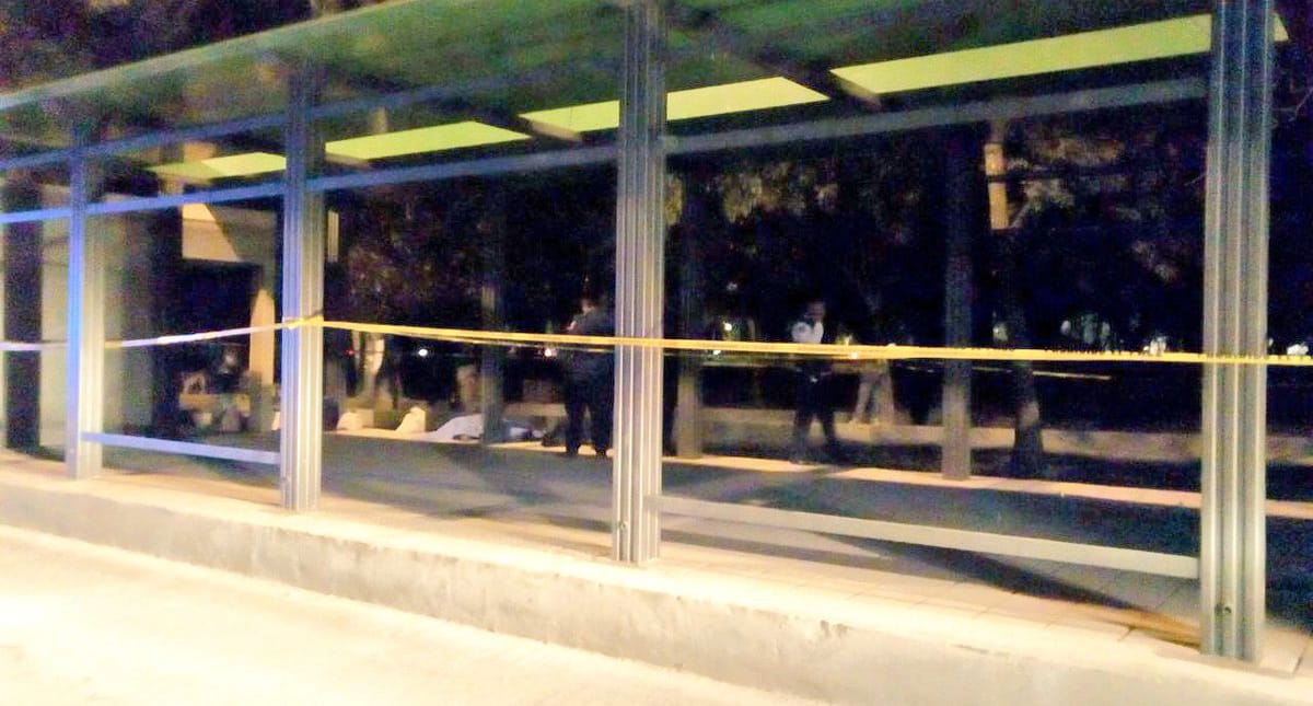 Muere policía por infarto en estación Campo Marte del Metrobús