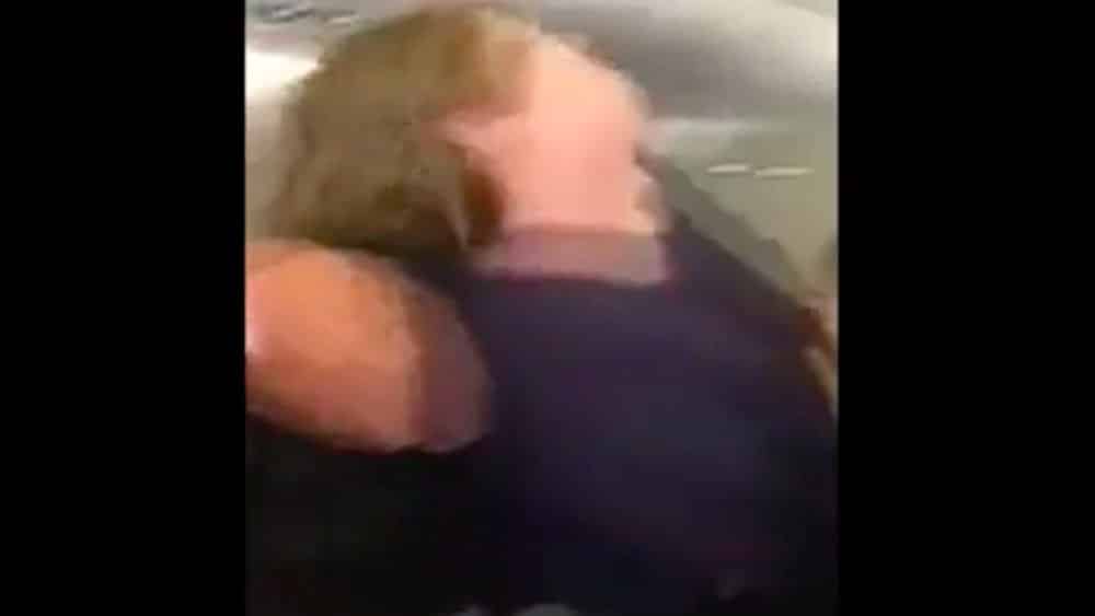 #Video Someten a mujer tras intentar abrir puerta de avión durante vuelo
