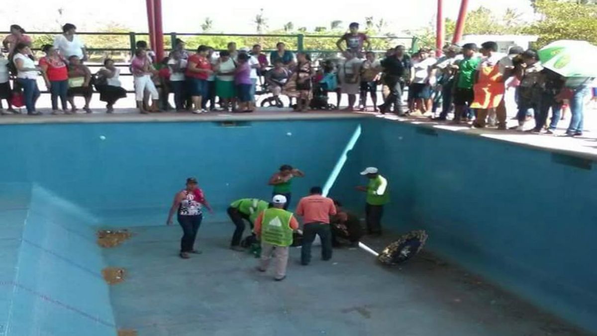 Muere mujer al caer a alberca durante entrega de apoyos en Chiapas