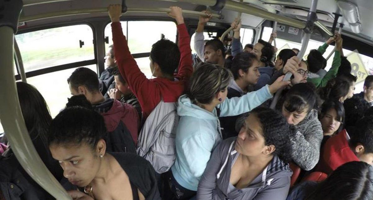 ¿Qué hacer para frenar el cambio climático? - mujeres-transporte-publico-e1520700065712
