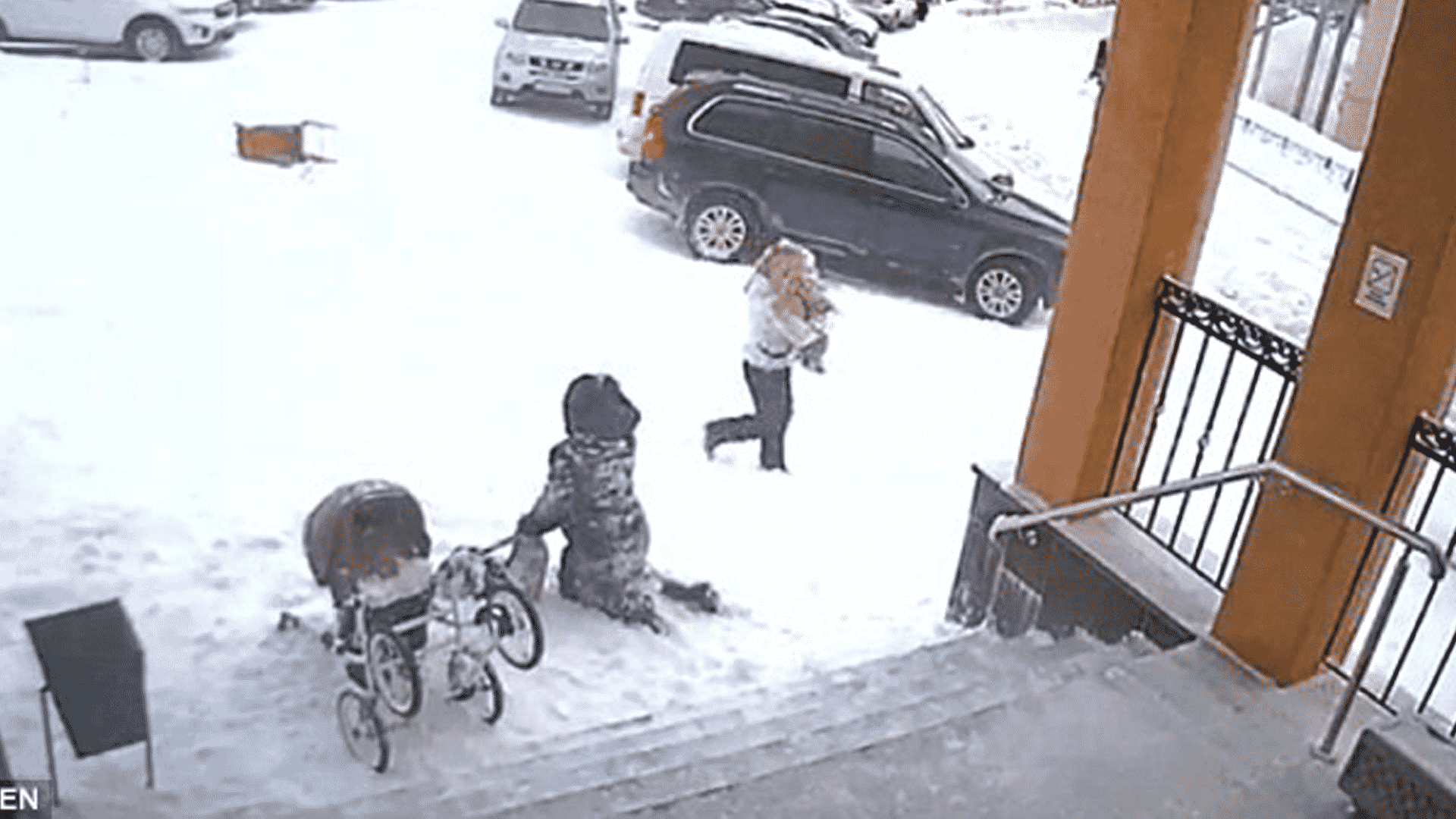 #Video Nieve golpea a dos mujeres y una niña en Rusia