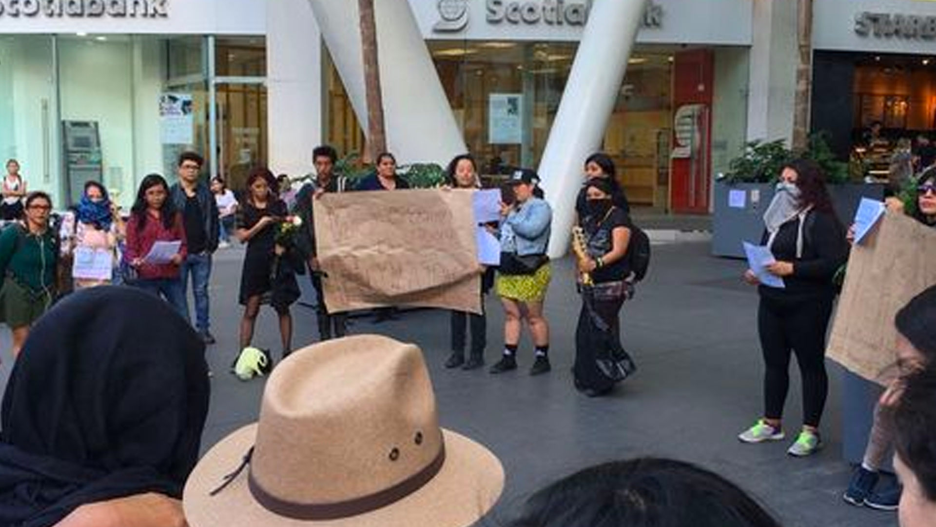 Se manifiestan en Reforma 222 por asesinato de mujer