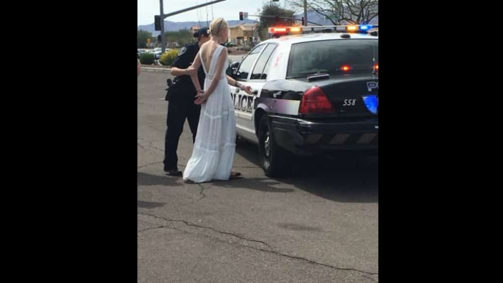 En Arizona, detienen a novia mientras iba a su boda