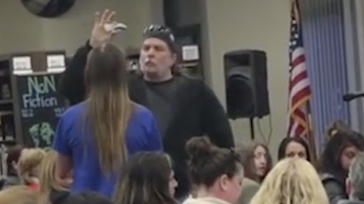 #Video Padre amenaza a alumno con un cuchillo