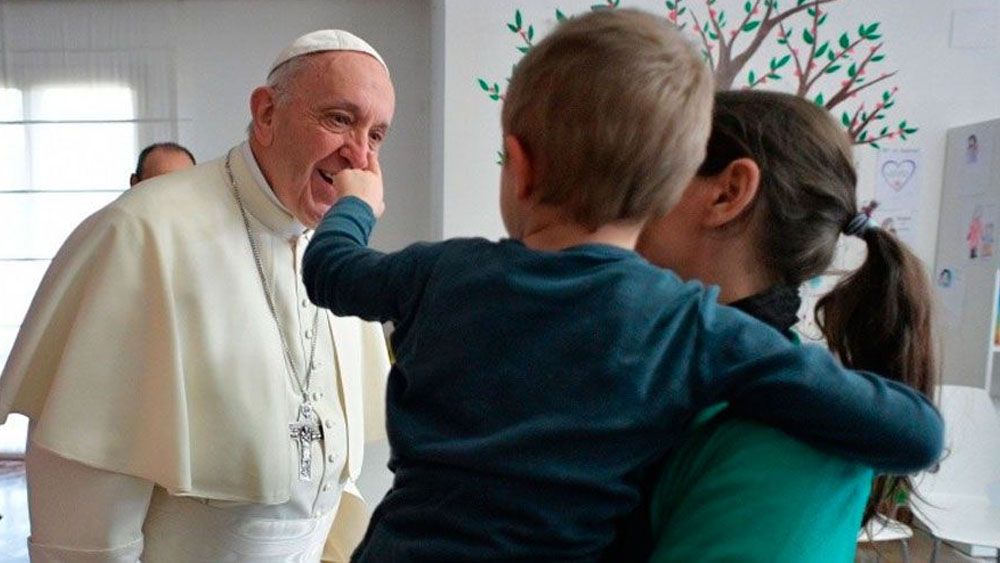 El papa Francisco visita casa para presas con familia en Roma
