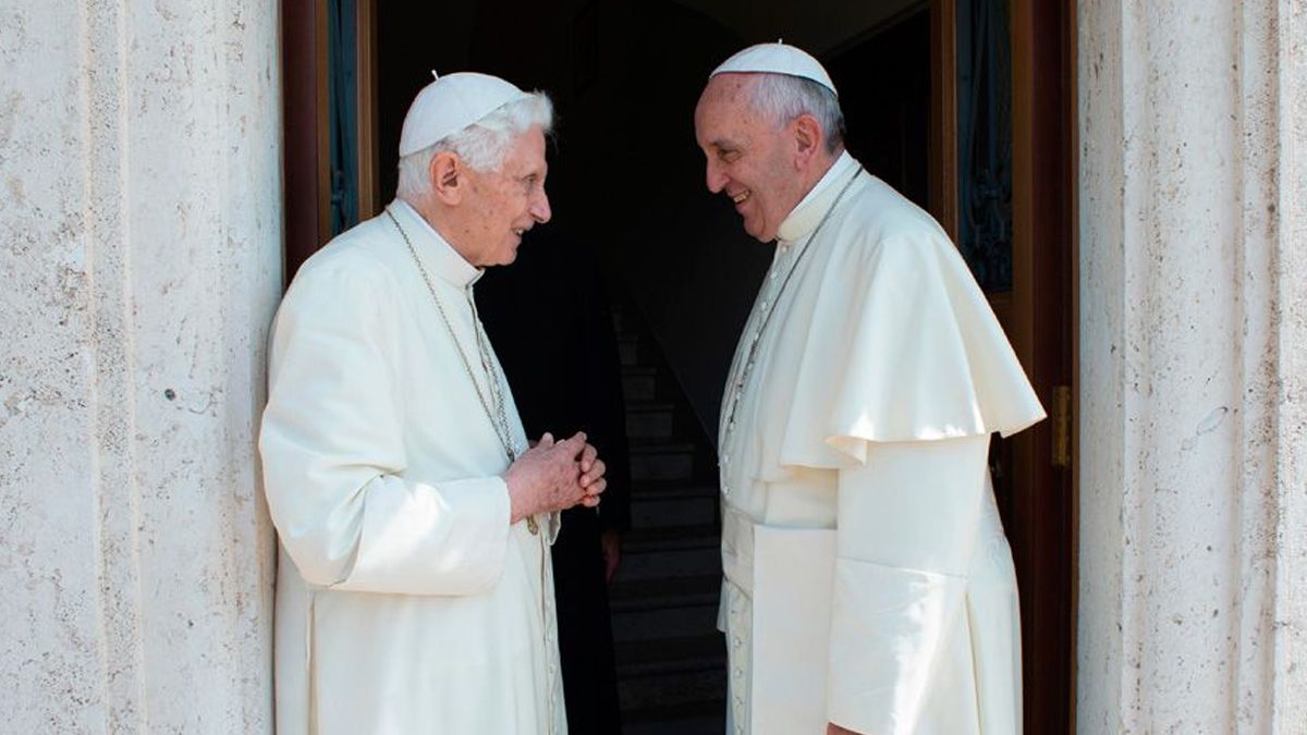 El papa Francisco visita a Benedicto XVI ante rumores de su muerte