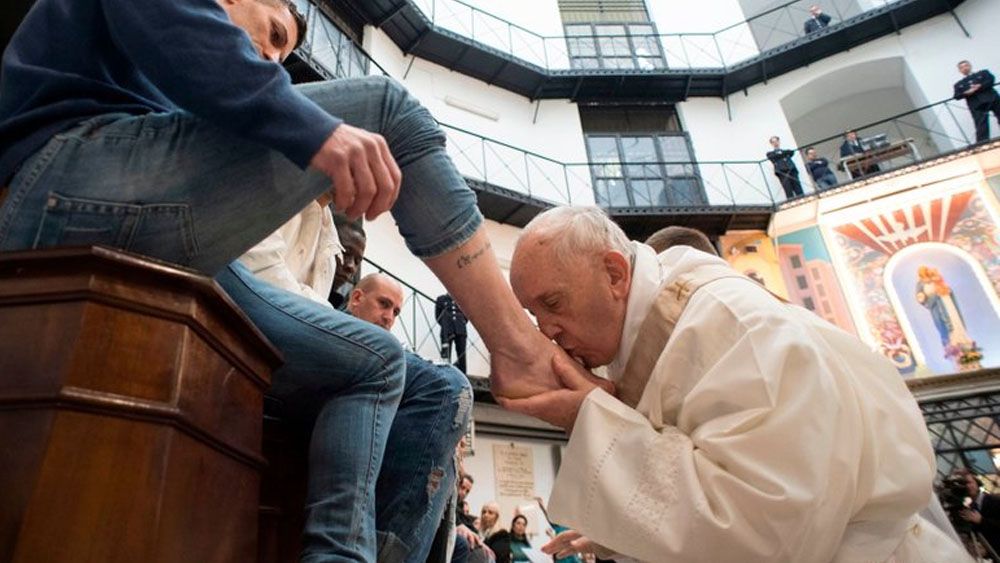 El papa Francisco lava los pies de 12 presos en misa de Jueves Santo
