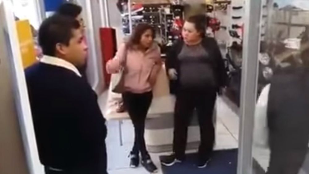 #Video Patada voladora permite escapar a dos presuntas ladronas de un Coppel
