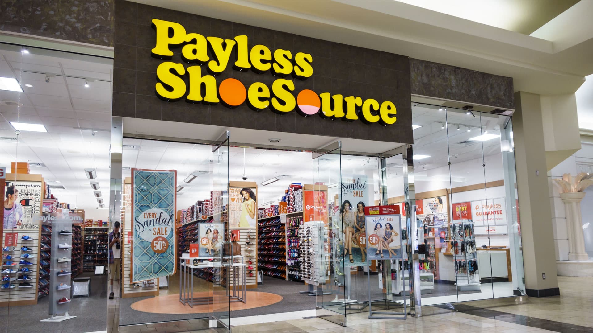 Niña muere en EE.UU. tras accidente en zapatería