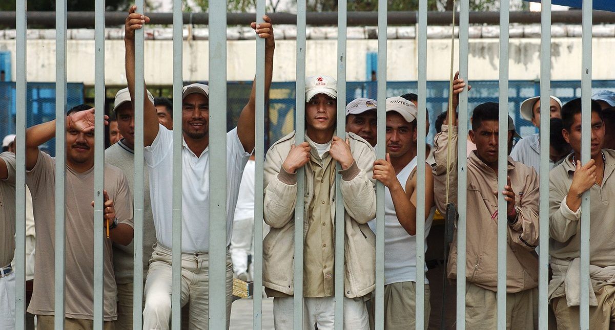 Internos permanecen en cárceles por falta de brazaletes