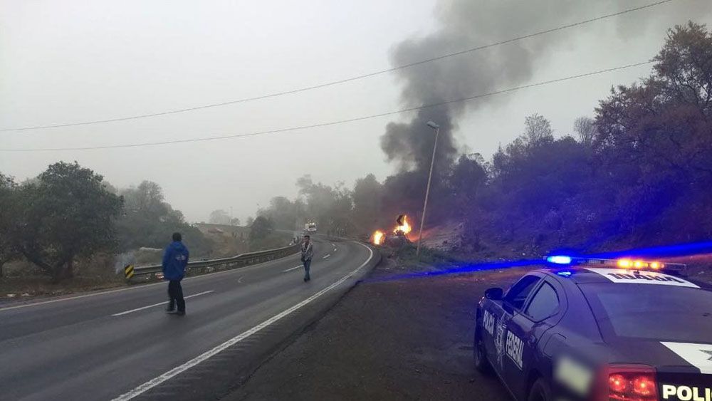 Se incendia pipa tras volcarse en la Autopista Puebla-Córdoba