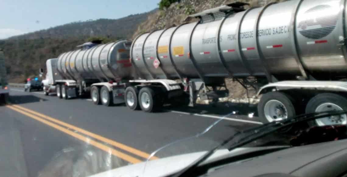 Disparan contra pipas con combustible en la Siglo 21