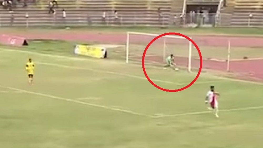 #Video Portero mete autogol al tratar de despejar con la mano