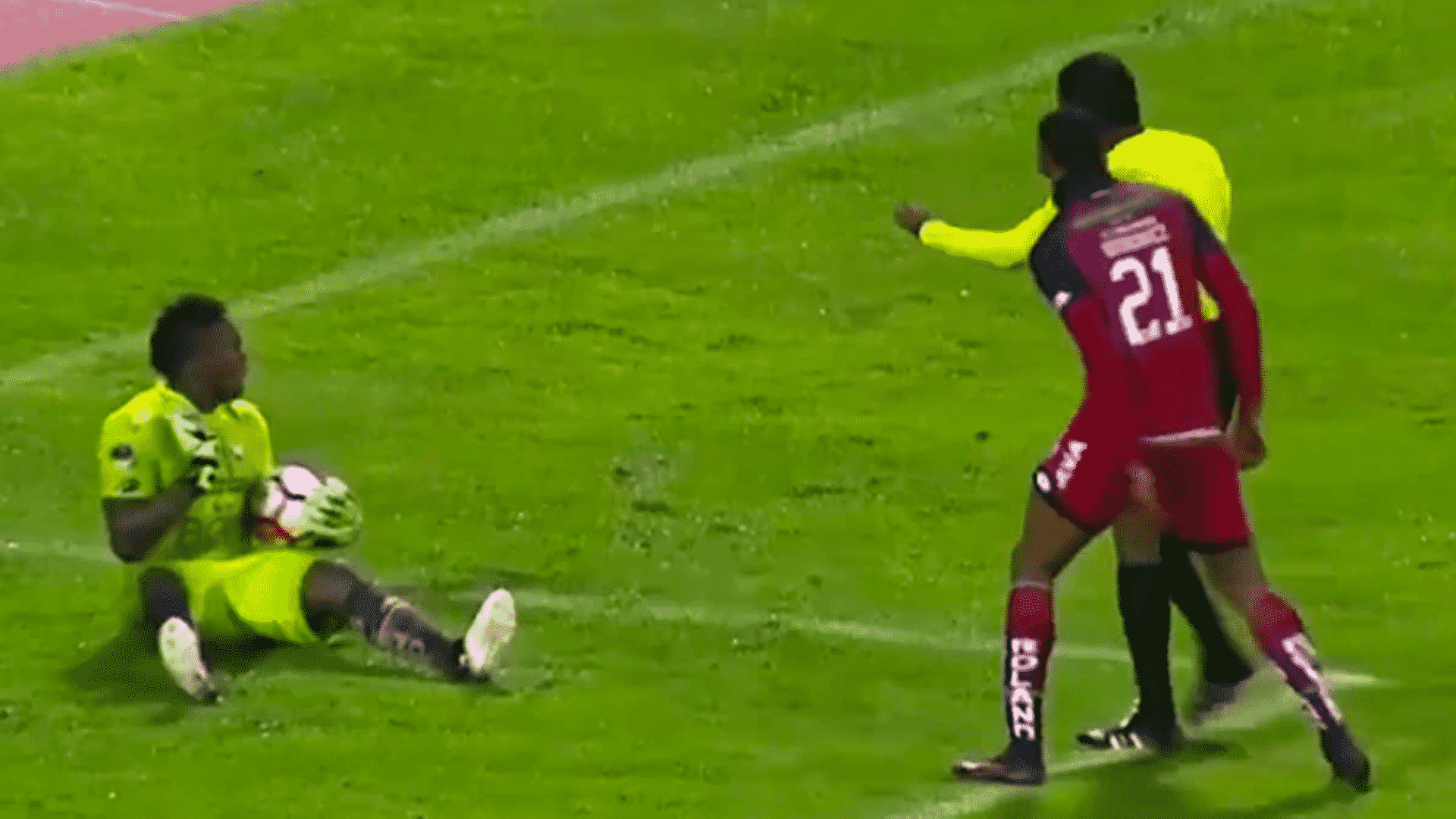 #Video Portero simula agresión del árbitro