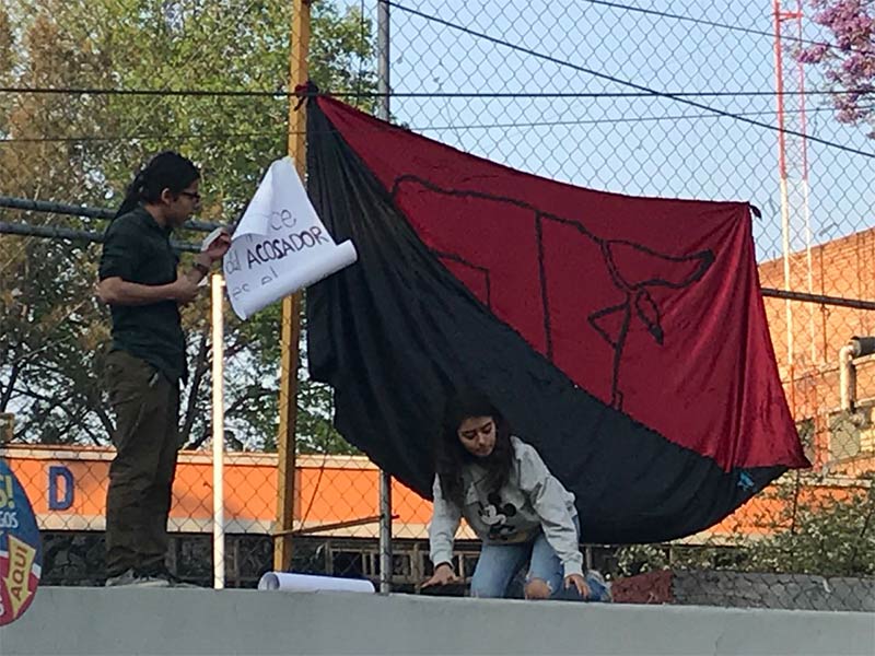 Alumnos cierran Prepa 5 por presunto acoso sexual de docente