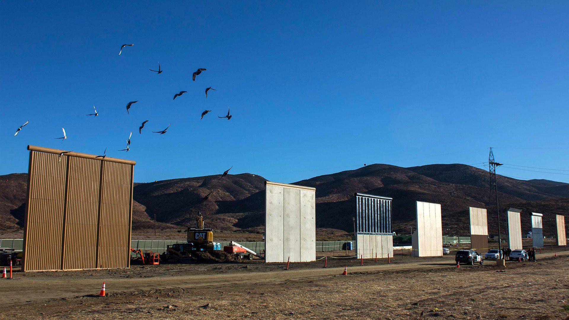 Prototipos del muro generan turismo en EE.UU.