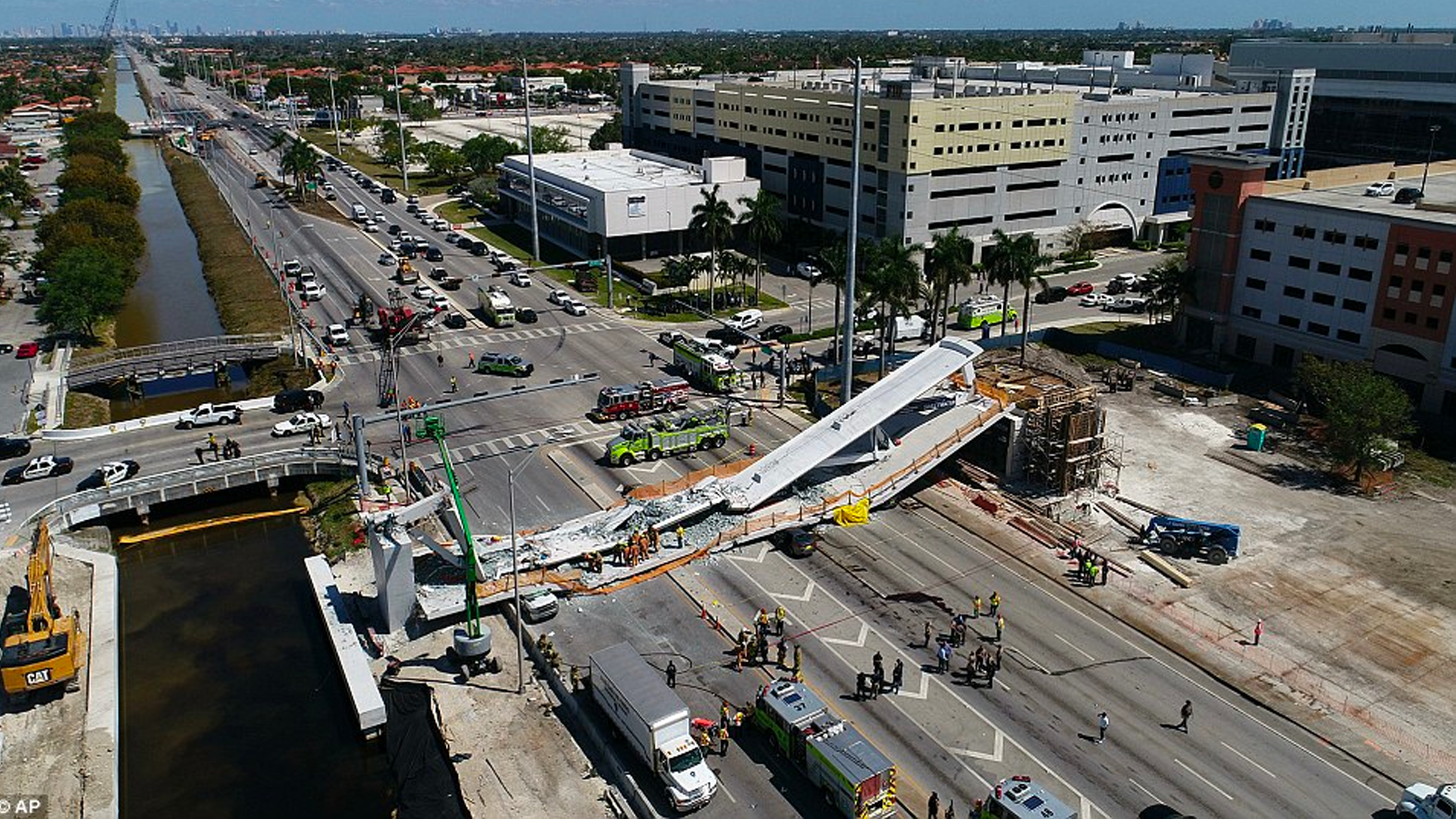 #Video Así colapsó el puente peatonal en Miami