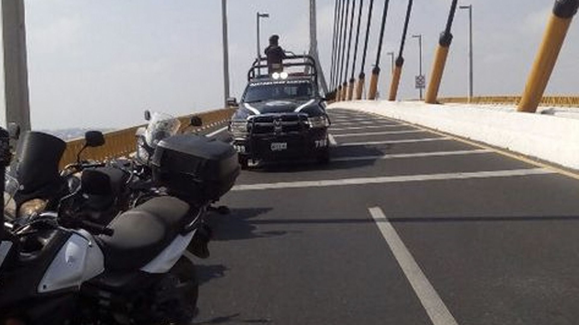 Mujer con dos menores intenta arrojarse desde el puente Tampico