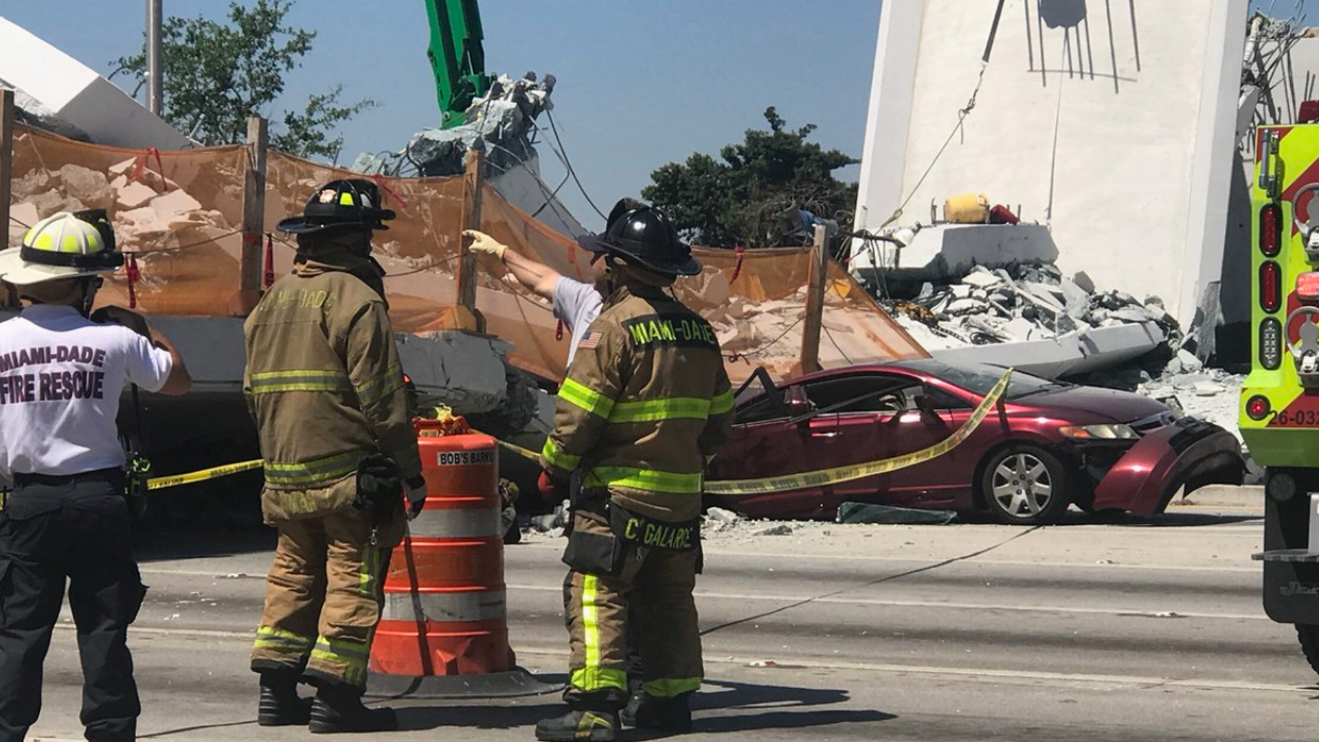 #Video Van cuatro muertos por caída de puente peatonal en Florida