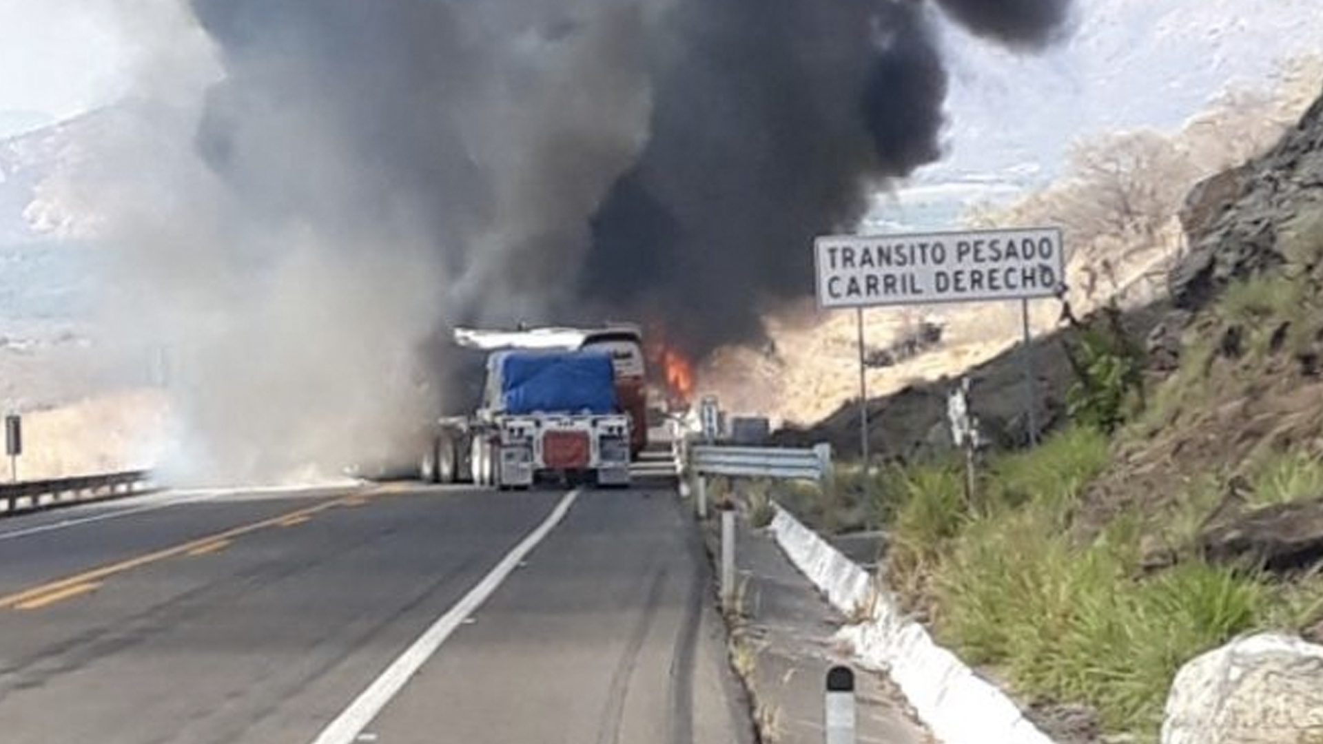 Quema de vehículos en Michoacán