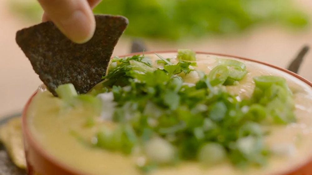 ¡Prepara un delicioso queso cremoso con jalapeños en vinagre!