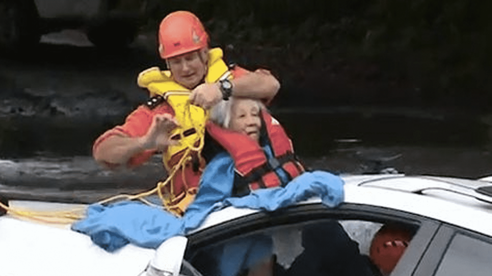 #Video Rescate de una mujer atrapada en una crecida de agua