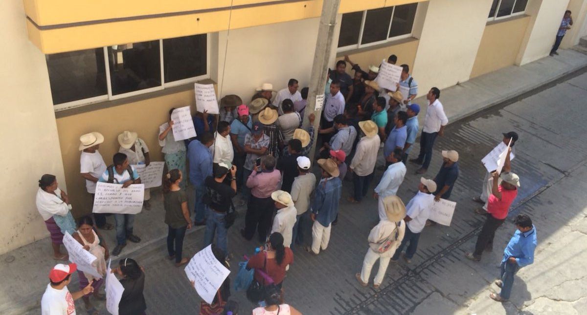 Pobladores retienen a alcalde de Pinotepa Nacional