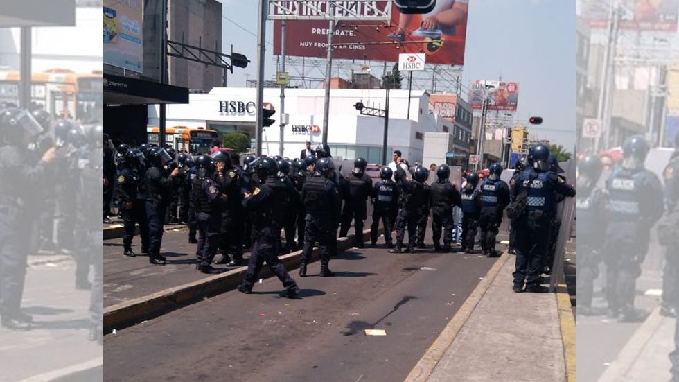 Riña por retiro de puestos ambulantes en Eje 7 deja cinco detenidos