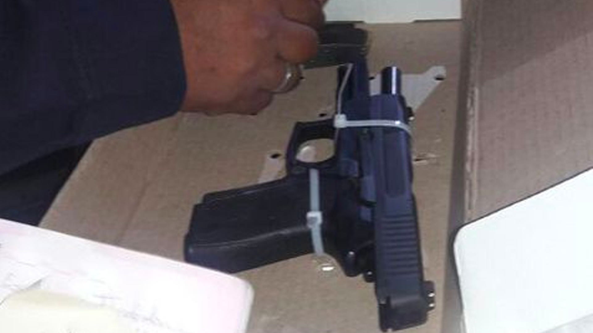 Marino armado riñe en Metro Tacuba dejando dos heridos de bala