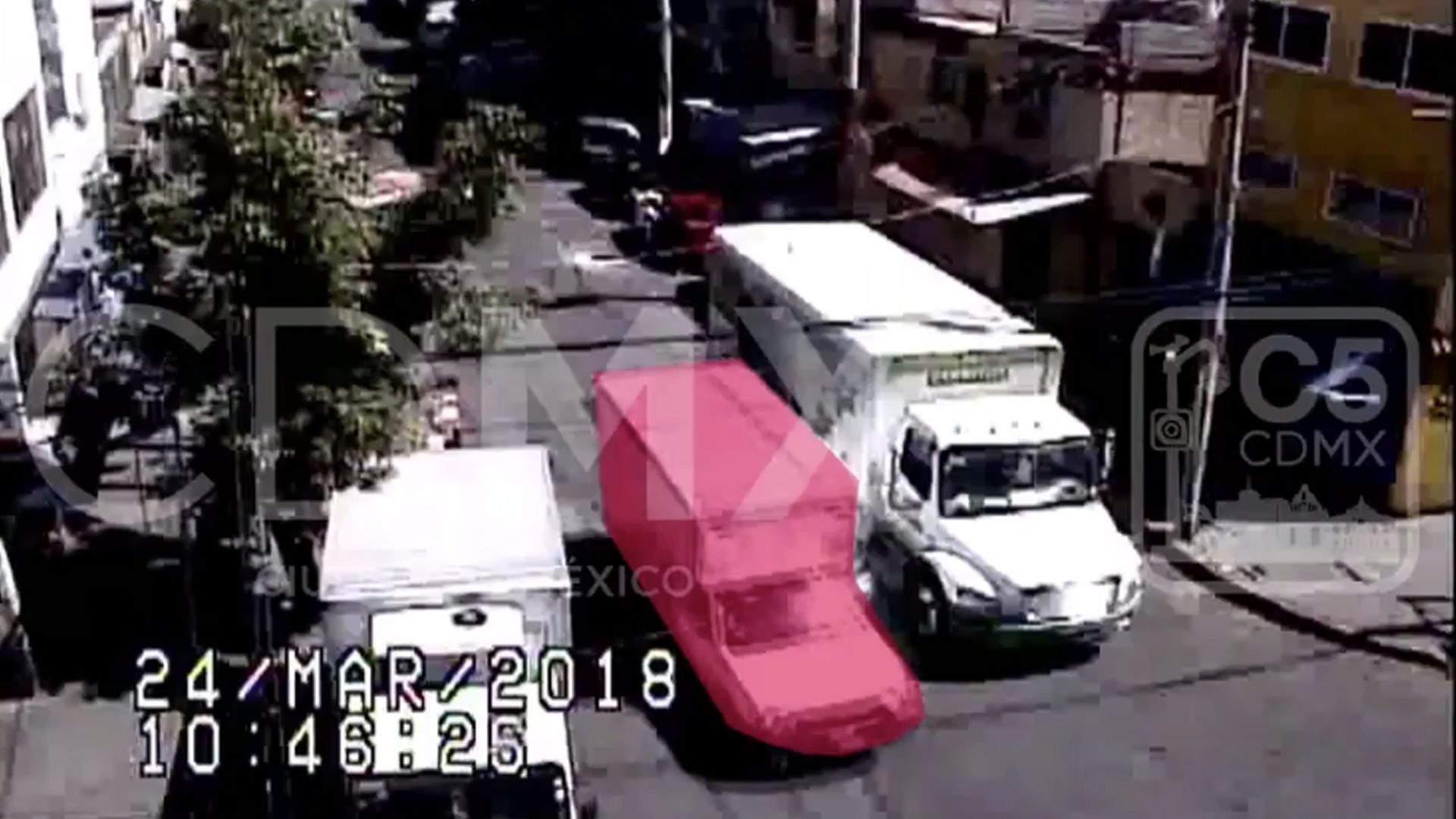#Video Ladrón utiliza pistola falsa en robo de camioneta