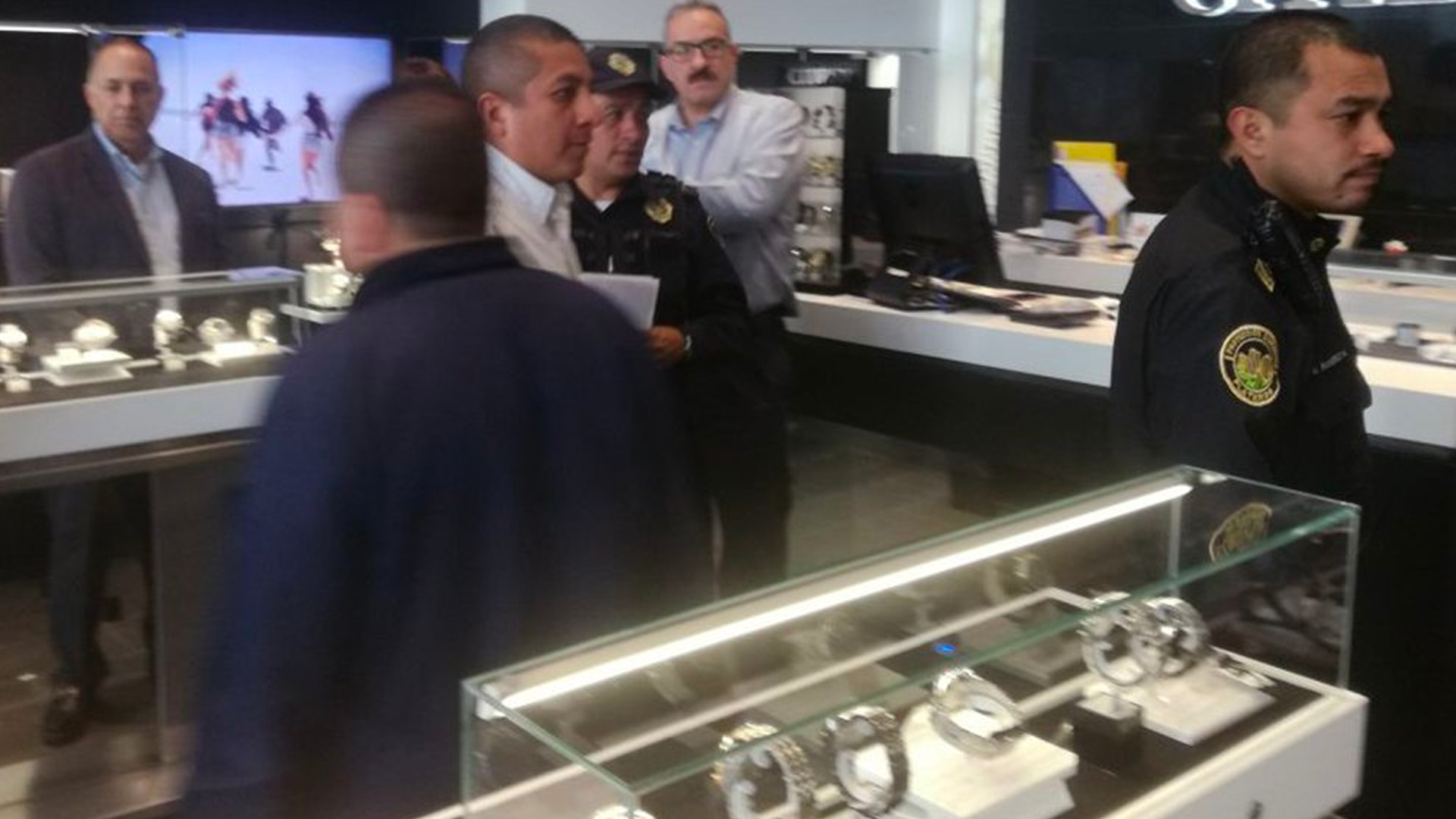 Roban tienda de relojes en Santa Fe en segundos