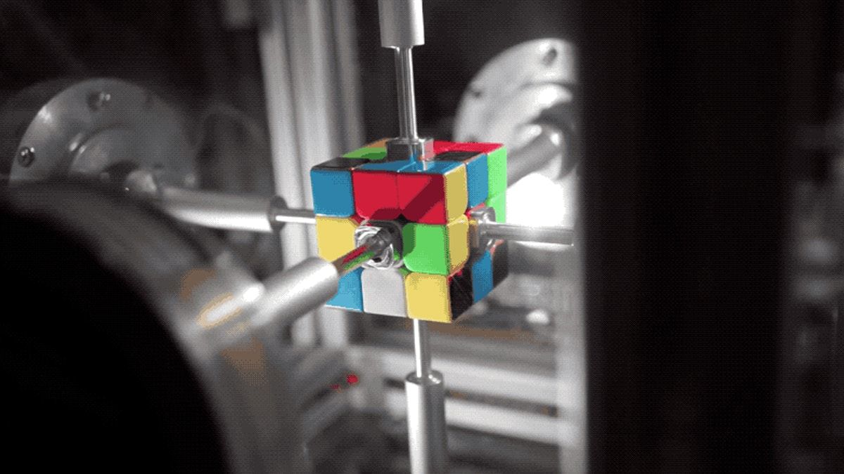 #Video Robot arma el cubo Rubik en .38 segundos