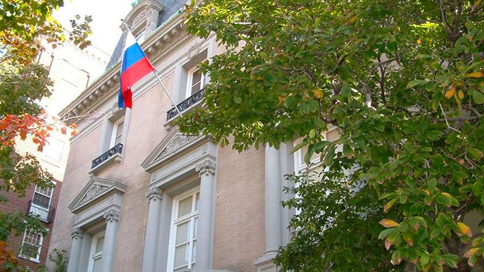 EE.UU. expulsa a 60 diplomáticos rusos