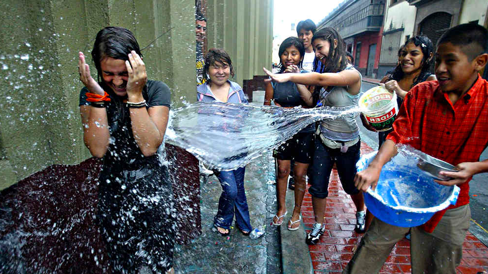 ¿Cómo surgió la tradición de mojarse en Sábado de Gloria?