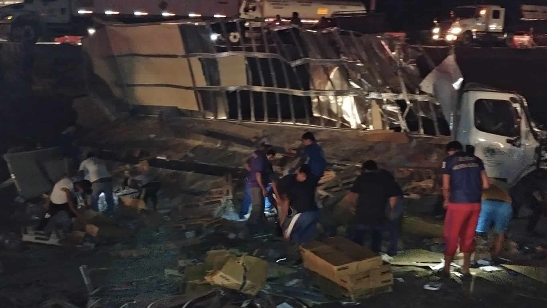 #VIDEO Pobladores roban camión accidentado en Tabasco