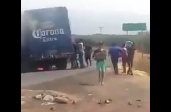 #Video Saquean camión de cerveza #Video Saquean camión de cerveza