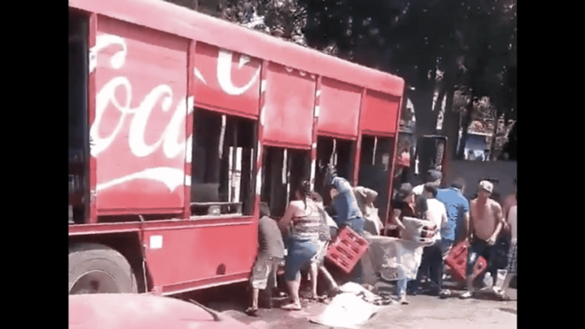 #Video Captan saqueo a camión de refresco