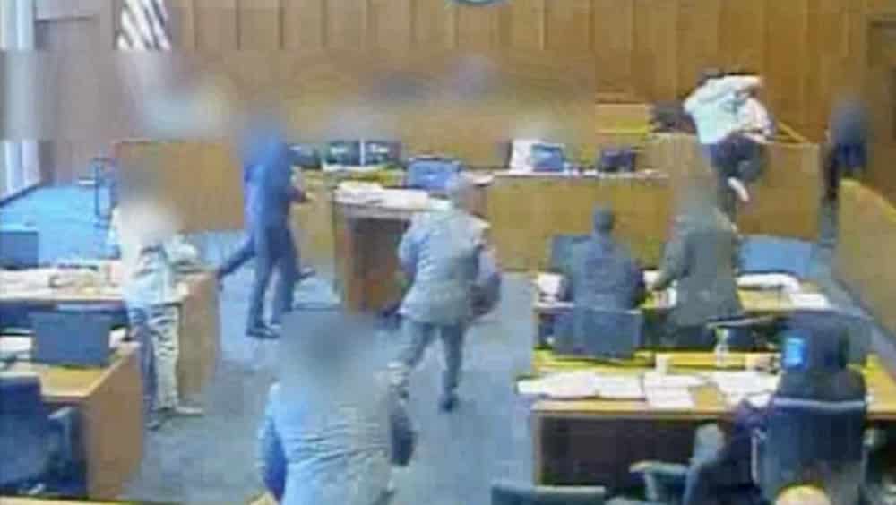#Video Sujeto ataca a testigo en juzgado de los EE.UU. y es asesinado a balazos
