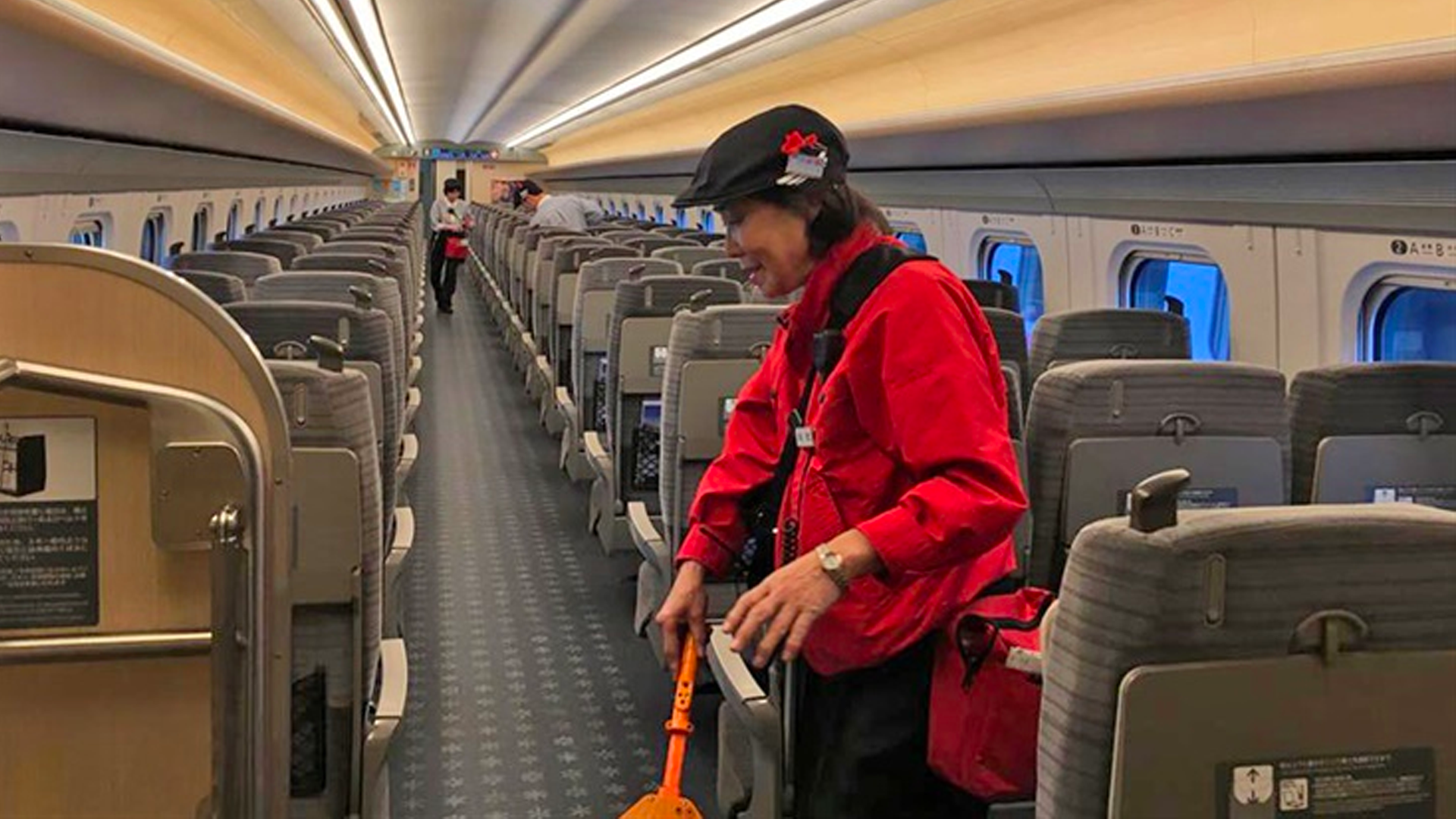 El milagro de los siete minutos en la limpieza del tren bala de Japón