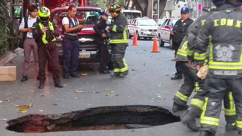 Se forma socavón en Eje 7 Sur