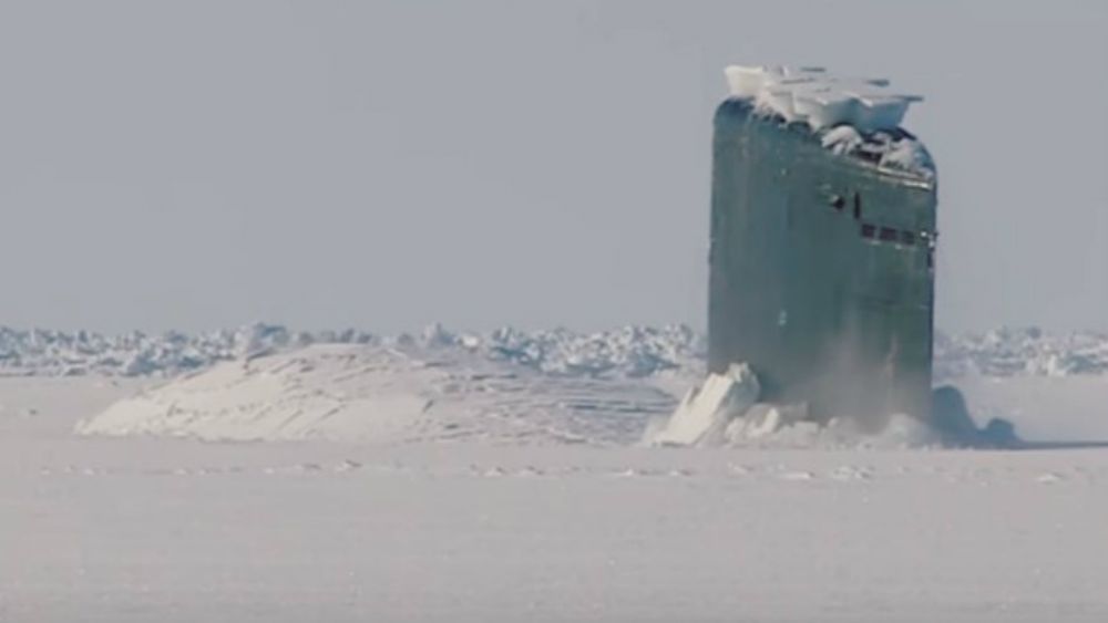 #Video El espectacular momento en que un submarino rompe el hielo en el Ártico