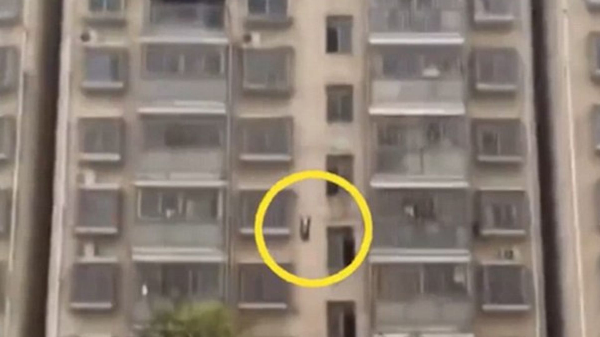 #Video Niña salta al vacío al no poder terminar su tarea