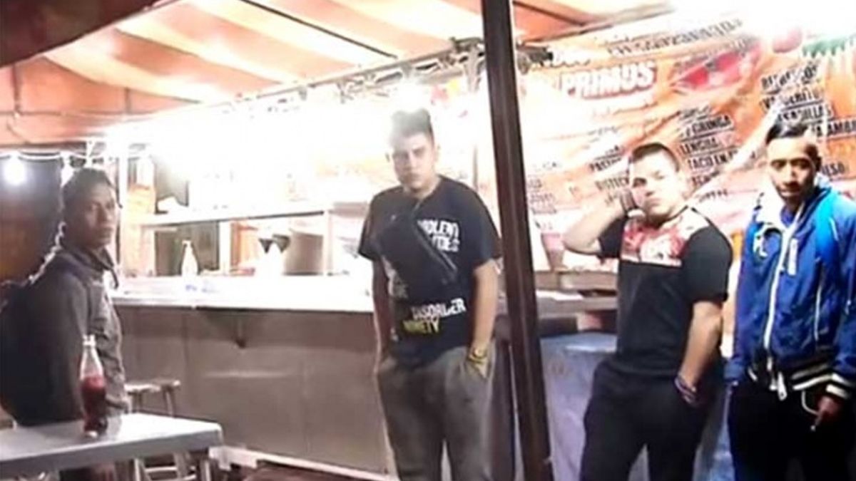 Detienen a policía federal por amenazar a taqueros en Coyoacán