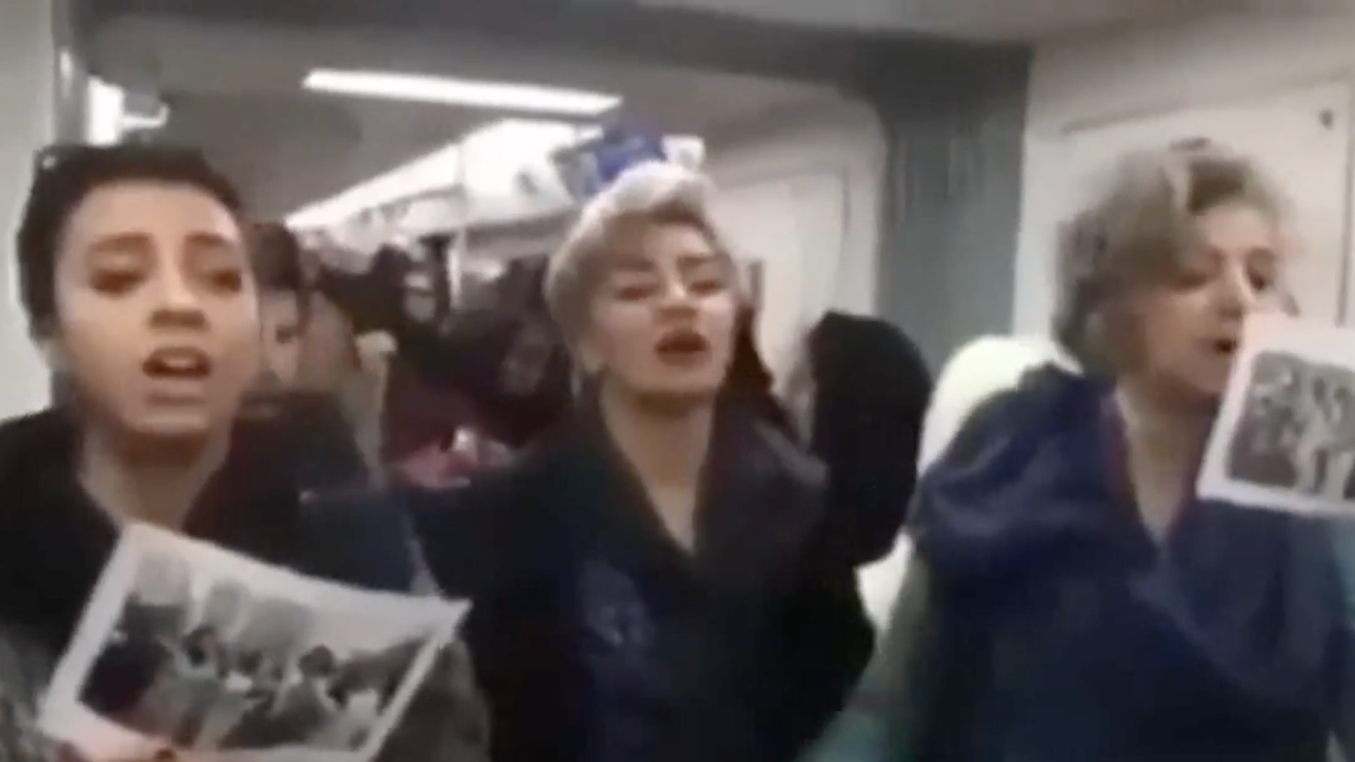 #Video Iraníes se quitan velo para conmemorar el Día de la Mujer