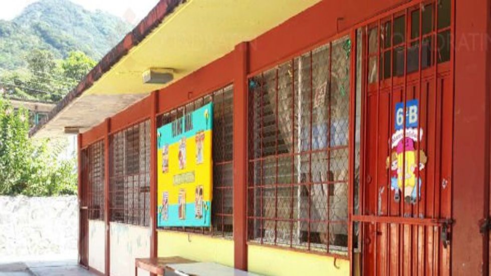 Sujetos armados asaltan escuelas en Acalpulco y tusan a alumnas