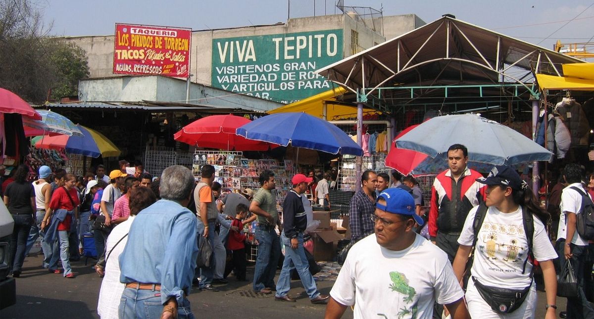 Hallan cadáver dentro de bote en Tepito