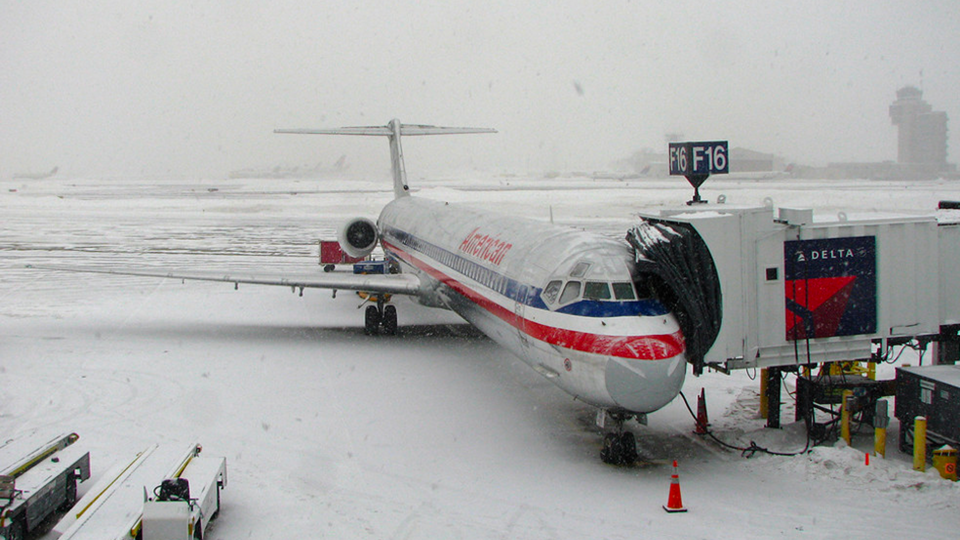 Tormenta de nieve cancela vuelos en NY en plena primavera